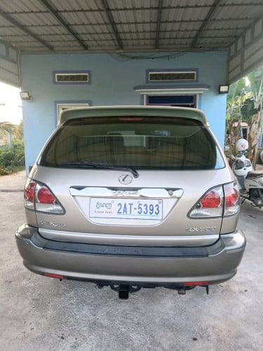 ឡានម្ចាស់ដើមលក់ដូរសារី