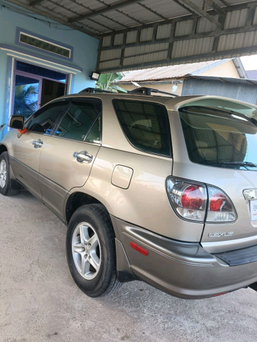 ឡានម្ចាស់ដើមលក់ដូរសារី