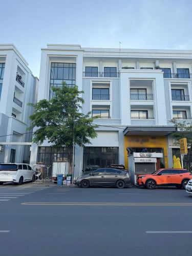 ផ្ទះអាជីវកម្មសម្រាប់លក់ ក្នុងបុរីជីបម៉ុងលែនម៉ាក271