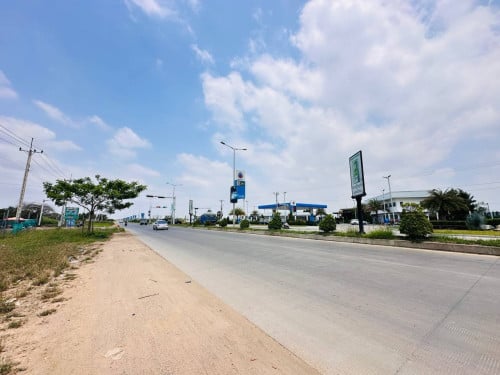 ដីកែង សម្រាប់ជួល ឬ លក់ ជាប់ផ្លូវ 60M (ចន្លោះផ្លូវសម្តេច និង ផ្លូវ217)
