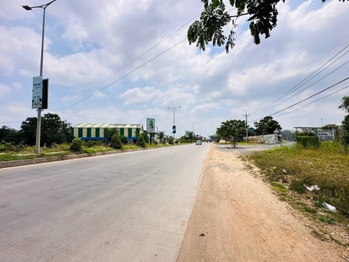 ដីកែង សម្រាប់ជួល ឬ លក់ ជាប់ផ្លូវ 60M (ចន្លោះផ្លូវសម្តេច និង ផ្លូវ217)