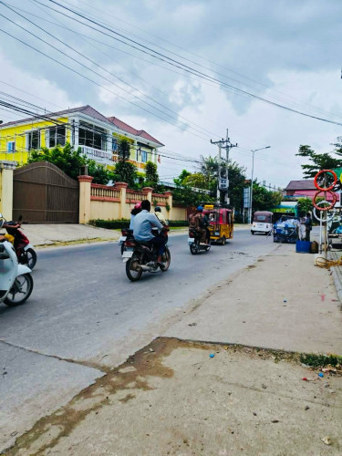 លក់ដី​&ឃ្លាំង​ នៅកំបូលទីតាំងល្អសម្រាប់អាជីវកម្ម​បានគ្រប់ប្រភេទ
