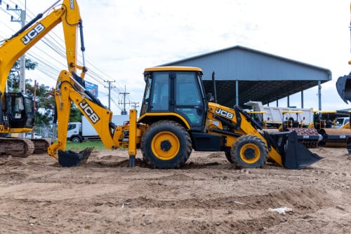 គ្រឿងចក្របក្សី (Backhoe Loader) សម្រាប់ជួល