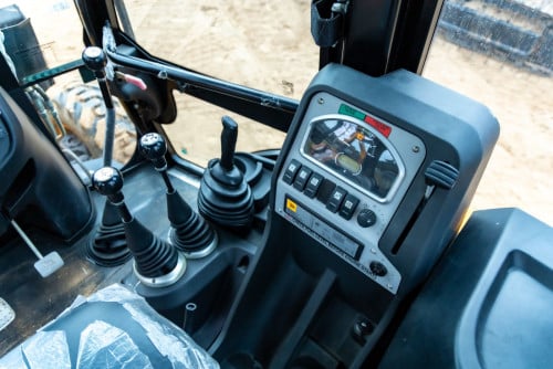 គ្រឿងចក្របក្សី (Backhoe Loader) សម្រាប់ជួល