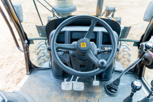 គ្រឿងចក្របក្សី (Backhoe Loader) សម្រាប់ជួល