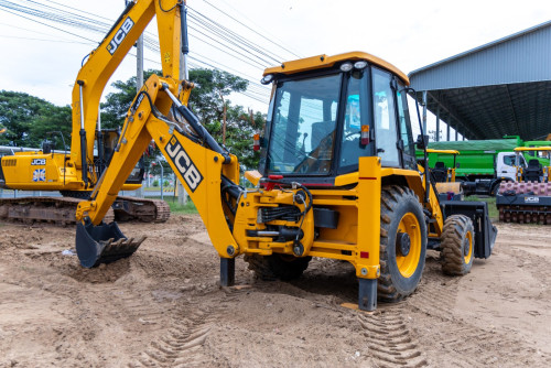 គ្រឿងចក្របក្សី (Backhoe Loader) សម្រាប់ជួល