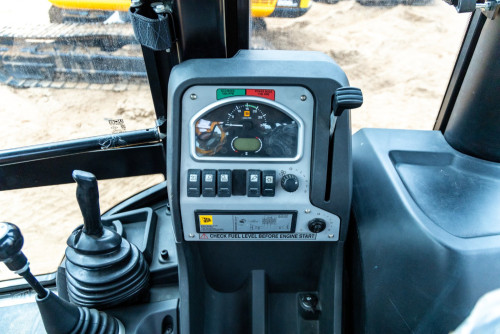 គ្រឿងចក្របក្សី (Backhoe Loader) សម្រាប់ជួល