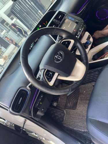 លក់ឡានPrius016 option4 touring advance fulll option ឡានថ្មី 10មុឺនមៃ