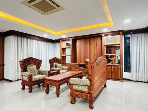 វីឡាឃ្វីន (កែង) Queen ក្នុងបុរី ជីបម៉ុង 598​ ផ្លូវឯកឧត្តមជាសុផារ៉ា ត្រូវការលក់បន្ទាន់ខ្លាំង