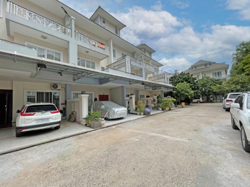 🏘 វីឡាកូនកាត់ (LA) ក្នុងបុរី ភ្នំពេញថ្មីក្រោយអ័រគីដេ 2004 ត្រូវការលក់បន្ទាន់ខ្លាំង (