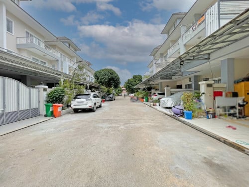 🏘 វីឡាកូនកាត់ (LA) ក្នុងបុរី ភ្នំពេញថ្មីក្រោយអ័រគីដេ 2004 ត្រូវការលក់បន្ទាន់ខ្លាំង (
