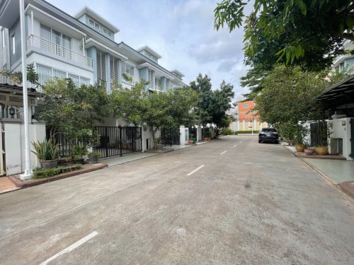 🏘 វីឡាកូនកាត់ ខាង(LB) ក្នុងបុរី ប៉េងហួតស្ទឹងមានជ័យ ត្រូវការលក់បន្ទាន់ខ្លាំង