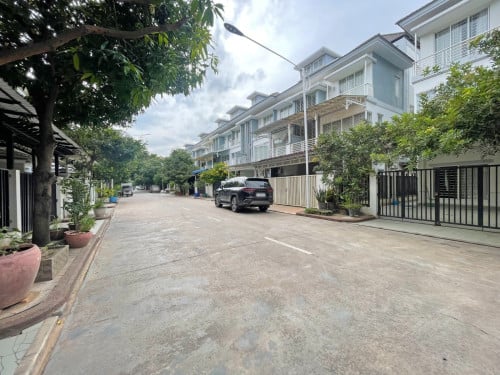 🏘 វីឡាកូនកាត់ ខាង(LB) ក្នុងបុរី ប៉េងហួតស្ទឹងមានជ័យ ត្រូវការលក់បន្ទាន់ខ្លាំង