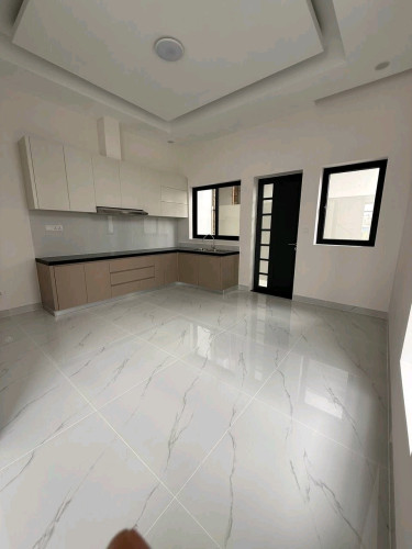 🏠 ផ្ទះអាជីវកម្មលក់ នៅ OCIC• តម្លៃលក់ : $285,000 (ចរចារ)• ទំហំដី : 4.5m x 19.5m