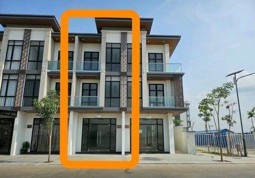 🏠 ផ្ទះអាជីវកម្មលក់ នៅ OCIC• តម្លៃលក់ : $285,000 (ចរចារ)• ទំហំដី : 4.5m x 19.5m