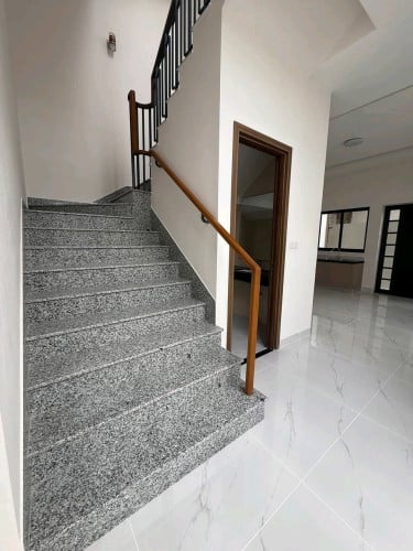 🏠 ផ្ទះអាជីវកម្មលក់ នៅ OCIC• តម្លៃលក់ : $285,000 (ចរចារ)• ទំហំដី : 4.5m x 19.5m