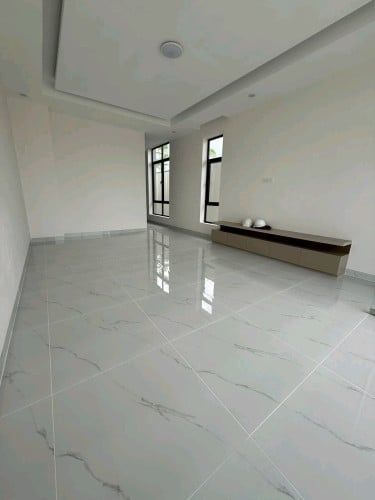 🏠 ផ្ទះអាជីវកម្មលក់ នៅ OCIC• តម្លៃលក់ : $285,000 (ចរចារ)• ទំហំដី : 4.5m x 19.5m