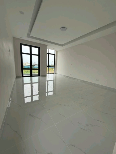 🏠 ផ្ទះអាជីវកម្មលក់ នៅ OCIC• តម្លៃលក់ : $285,000 (ចរចារ)• ទំហំដី : 4.5m x 19.5m