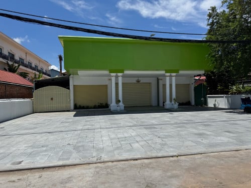 អគារអាជីវកម្មនៅជិតព្រះរាជដំណាក់ សម្រាប់លក់តម្លៃក្រោមទីផ្សារ