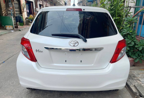 មហាថ្មី Vitz 2012 Full Option
