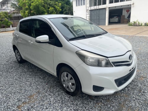 មហាថ្មី Vitz 2012 Full Option