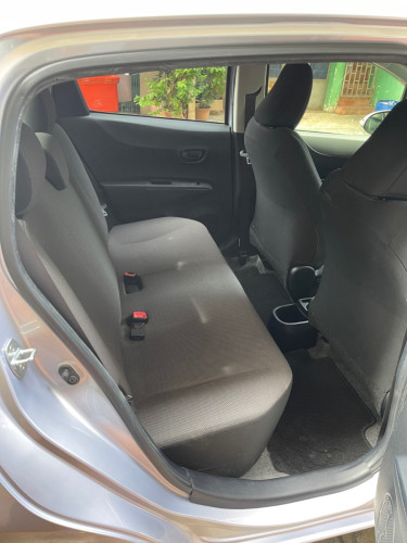 មហាថ្មី Vitz 2012 Full Option