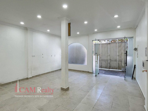 Commercial House For Rent in Tuol Tumpung