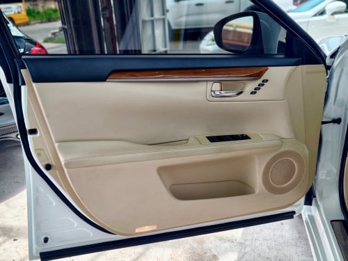 LEXUS ES300H Full Premium ឆ្នាំ 2013 ពណ៍ស ក្នុងលឿង
