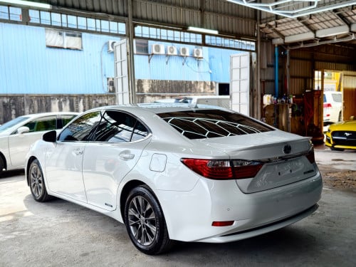 LEXUS ES300H Full Premium ឆ្នាំ 2013 ពណ៍ស ក្នុងលឿង