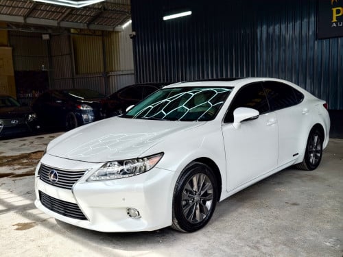 LEXUS ES300H Full Premium ឆ្នាំ 2013 ពណ៍ស ក្នុងលឿង