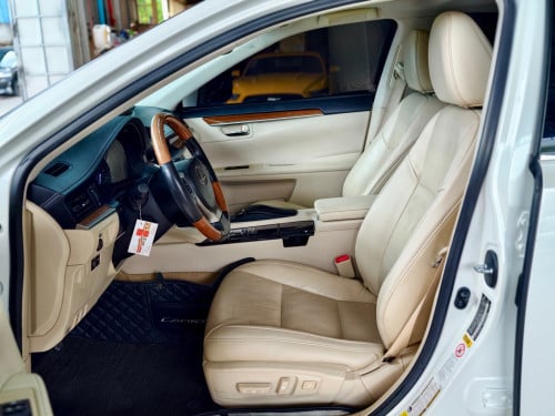 LEXUS ES300H Full Premium ឆ្នាំ 2013 ពណ៍ស ក្នុងលឿង