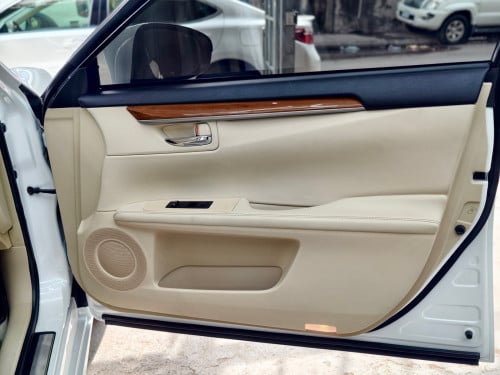 LEXUS ES300H Full Premium ឆ្នាំ 2013 ពណ៍ស ក្នុងលឿង