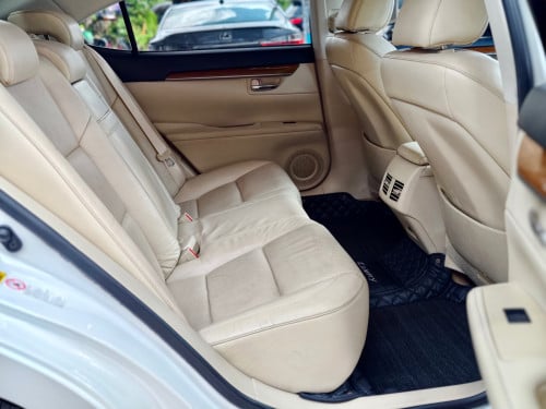 LEXUS ES300H Full Premium ឆ្នាំ 2013 ពណ៍ស ក្នុងលឿង