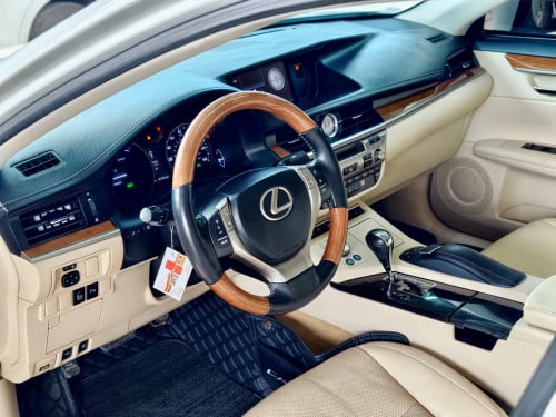 LEXUS ES300H Full Premium ឆ្នាំ 2013 ពណ៍ស ក្នុងលឿង