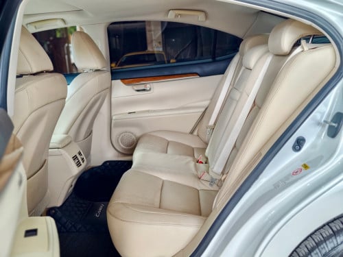 LEXUS ES300H Full Premium ឆ្នាំ 2013 ពណ៍ស ក្នុងលឿង