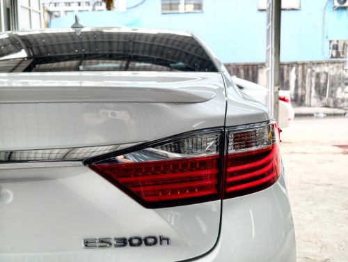 LEXUS ES300H Full Premium ឆ្នាំ 2013 ពណ៍ស ក្នុងលឿង