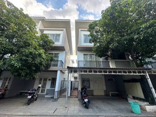 Link house LC2 side 1m for Rent at Borey Peng huoth Boeng snor project Mercurean II