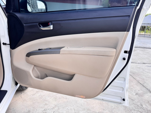 prius . 2005 -Half  full ឡានថ្មី