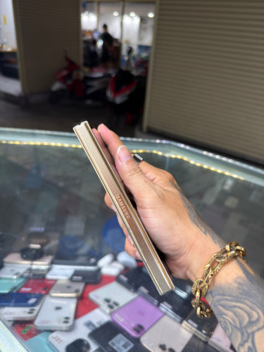 Samsung Fold W24 Edition (Fold5) សុីម២ Ram16GB , HD 1T GB , Phone Condition 90% , ខូចអេក្រង់ក្នុង