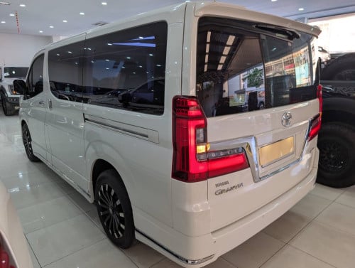 Toyota Granvia 2020