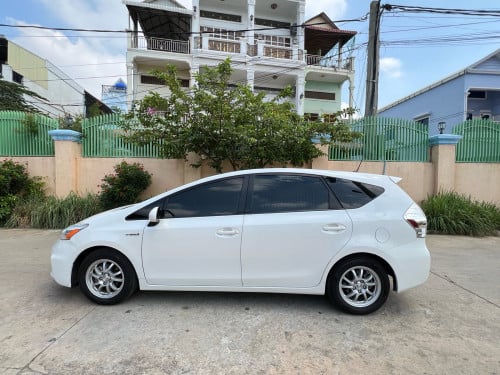 Toyota Prius V Option3 price 17900$ សាច់ដែកស្អាត ABS អាគុយ95%