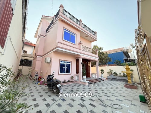 វិឡាត្រូវការលក់បន្ទាន់ នៅក្រុងប៉ោយប៉ែត