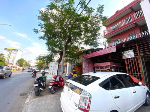 ផ្ទះអាជីវកម្ម នៅទល់មុខពេទ្យលោកសង្ឃ