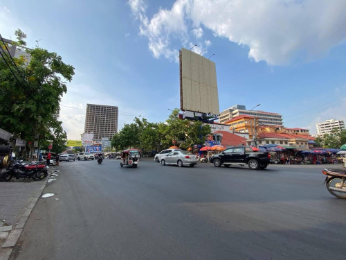 ផ្ទះអាជីវកម្ម នៅទល់មុខពេទ្យលោកសង្ឃ