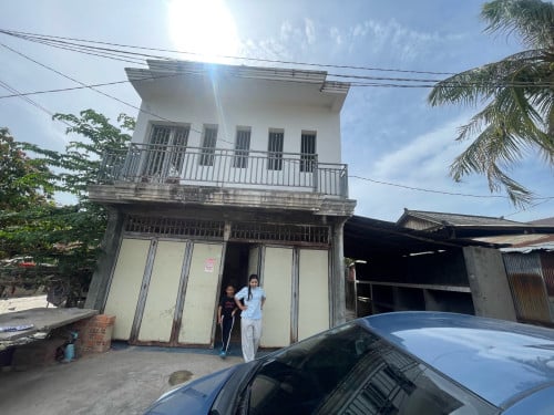 ផ្ទះជួល រឺលក់ ផ្ទះជួលមានច្រើនបន្ទប់ អាចជូលយកដាច់ក៏បាន ទិញដាច់ក៏បាន