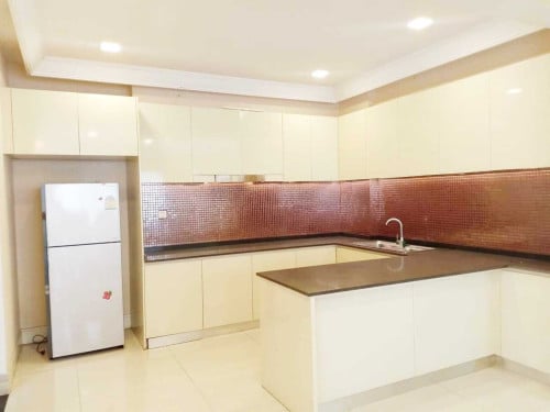 វីឡាឃ្វីនសម្រាប់លក់​ នៅក្នុងបុរីប៉េងហួតបឹងស្នោរ