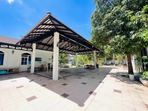 ផ្ទះវីឡាទោលកែង លក់បន្ទាន់ ដីធំ សង្កាត់គោកឃ្លាង ខណ្ឌសែនសុខ រាជធានីភ្នំពេញ