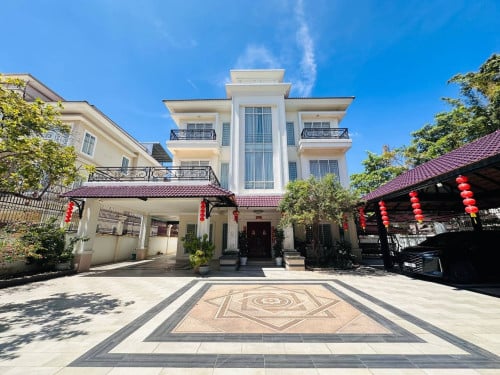 ផ្ទះវីឡាទោលកែង លក់បន្ទាន់ ដីធំ សង្កាត់គោកឃ្លាង ខណ្ឌសែនសុខ រាជធានីភ្នំពេញ