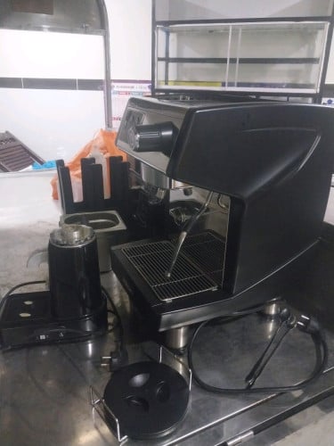 ទូកាហ្វេនឹងម៉ាស៊ីនកាហ្វេ