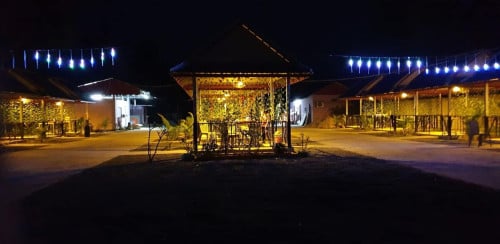 ដីនឹងហាងលក់តម្លៃ13មុឺនចរចារ.ចំណូល500/1ខែ  ទំហំ30x100.  ខេត្តកំពុងឆ្នាំង. គីឡូមែត្រលេខ105